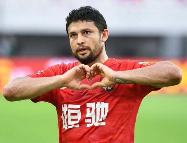 欧洲杯直播-戴着帽子再进国足名单 艾神:要为国家队进更多球