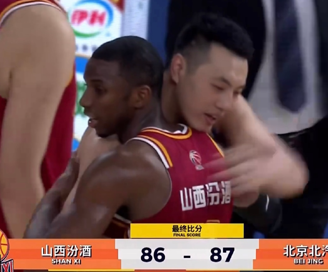 柠檬直播-太硬了!翟晓川双腿缠满绷带罚球制胜 5人伤停许利民盛赞全队坚韧