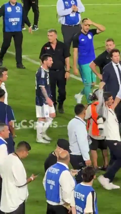 排球直播-上场曾被毛里塔尼亚包围！今日梅西被安保围住保护，梅西有些不满